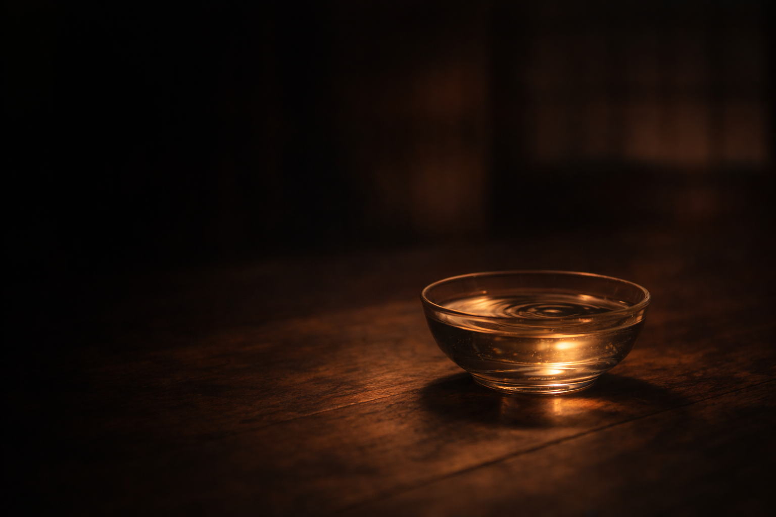 夜の静かな空間に置かれた水の器